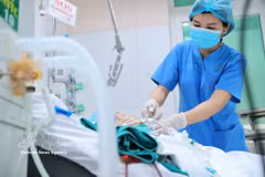 La unidad de cuidados intensivos del Hospital General Duc Giang aplica continuamente técnicas especializadas avanzadas para mejorar el tratamiento de los pacientes en estado crítico. (Foto: VNA)