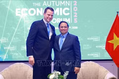 El primer ministro de Vietnam, Pham Minh Chinh (derecha), se reúne con Stephan Mergenthaler, director ejecutivo del FEM. (Foto: VNA)