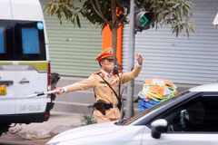 Un oficial regula el tráfico (Foto: VNA)