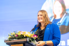 Kendra Rinas, jefa de Misión de la OIM en Vietnam, interviene en la cita. (Foto: VNA)