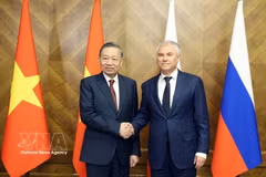 El secretario general del Partido Comunista de Vietnam y presidente de la República, To Lam (izquierda), se reúne con el presidente de la Duma Estatal de Rusia, Vyacheslav Volodin. (Foto: VNA)