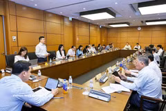 Los diputados de las provincias de Hung Yen y Tay Ninh participan en un debate. (Foto: VNA)