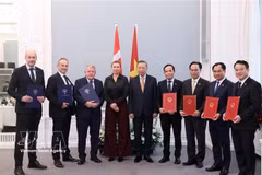El secretario general del Partido Comunista y presidente de Vietnam, To Lam, y el rey Federico X de Dinamarca presencian el intercambio de los documentos de cooperación entre ambos países. (Foto: VNA)