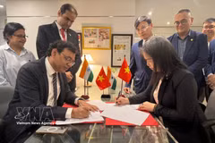 Firma del memorando de entendimiento entre VINASA y SEPC (Foto: VNA)