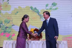 Men Sam An, asesora suprema del Rey de Camboya, vicepresidenta del Partido Popular y titular del Consejo Nacional del Frente de Solidaridad para el Desarrollo de la Patria del país vecino, felicita al presidente del Comité Popular de Long An, Nguyen Van Ut, con motivo del Tet (Foto: VNA)