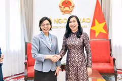 La viceministra de Relaciones Exteriores de Vietnam Le Thi Thu Hang (derecha) recibe a la embajadora de Corea del Sur en Hanoi, Lee Mi Yon. (Foto: baoquocte.vn)