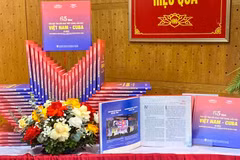 El libro “65 años cultivando la amistad leal y ejemplar entre Vietnam y Cuba” (Foto: VNA)