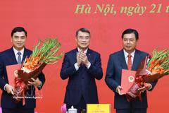 El primer ministro Le Minh Hung (centro) entrega las decisiones de nombramiento al ministro interino del Interior, Nguyen Tien Hai (derecha), y al viceministro permanente de Asuntos Étnicos y Religiosos, Nguyen Hoai Anh. (Foto: VNA)