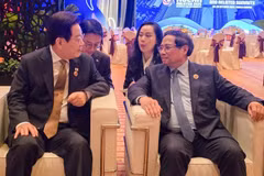 El primer ministro de Vietnam, Pham Minh Chinh (derecha), conversa con el presidente de Corea del Sur, Lee Jae Myung (Foto: Ministerio de Relaciones Exteriores de Vietnam)