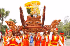 Procesión de los palanquines desde localidades cercanas hasta el Templo Hung (Foto: baodantoc.vn)