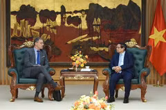 El primer ministro Pham Minh Chinh (derecha) dialoga con el director de Asuntos Gubernamentales e Internacionales de EDF, Erkki Maillard. (Foto: VNA)