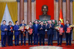 Presidente vietnamita entrega decisiones de nombramiento a nuevos vicepremieres y ministros 