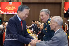 El secretario general del Partido Comunista de Vietnam y presidente de la República, To Lam, saluda a los veteranos militantes de Hanoi. (Foto: VNA)