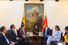 El miembro del Buró Político y ministro de Relaciones Exteriores de Vietnam, Le Hoai Trung, mantiene conversaciones con el ministro de Relaciones Exteriores de Venezuela, Yván Gil Pinto. (Foto: VNA)