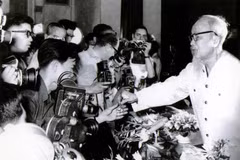 El Presidente Ho Chi Minh se reúne con los reporteros nacionales y extranjeros en Hanoi en 1968 (Foto: VNA)