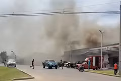 El humo se eleva desde una gasolinera en la provincia de Sisaket tras el impacto de un misil lanzado desde Camboya. (Foto: GETTY)