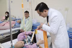 Un dirigente del Hospital K regala obsequios a los pacientes (Foto: VNA)