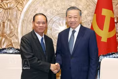 El secretario general del Partido Comunista y presidente de Vietnam, To Lam (derecha), recibe a Vilay Lakhamphong, miembro del Buró Político e integrante permanente del Secretariado del Comité Central del Partido Popular Revolucionario de Laos. (Foto: VNA)