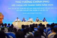 El primer ministro Le Minh Hung y dirigentes de ministerios y sectores en la cita. (Foto: VNA)