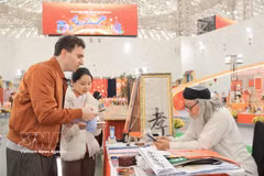 Un turista en la feria (Foto: VNA)