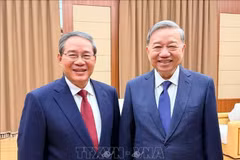 El secretario general del PCV, To Lam (derecha), se reúne con el primer ministro chino, Li Qiang (Foto: VNA)
