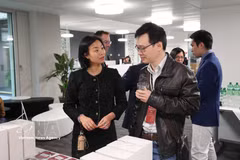 Ly Pham, especialista en desarrollo empresarial de JANZZ.technology, y el doctor en tecnologías de la información Luu Vinh Toan en un evento en Zúrich. (Foto: VNA)