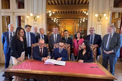 Acto de rúbrica (Foto: VNA)