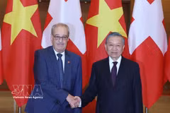 El secretario general del Partido Comunista de Vietnam y presidente de la República, To Lam, recibe al presidente de Suiza, Guy Parmelin. (Foto: VNA)