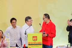 Benjamín Robles Montoya, integrante de la dirección nacional y Comisionado Político Nacional del Partido del Trabajo (PT) en el estado de Oaxaca, felicita al embajador de Vietnam en México, Nguyen Van Hai, por su discurso. (Foto: VNA)