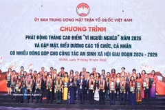 La presidenta del Comité Central del Frente de la Patria de Vietnam, Bui Thi Minh Hoai, y el viceprimer ministro permanente, Pham Gia Tuc, junto con las organizaciones e individuos homenajeados. (Foto: VNA)