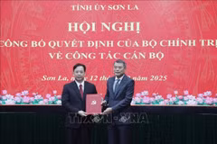 Le Minh Hung (der.), miembro del Buró Político, secretario del Comité Central del Partido y jefe de su Comisión de Organización, presenta la decisión de nombramiento a Hoang Van Nghiem. (Foto: VNA)