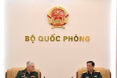 El viceministro de Defensa de Vietnam, Nguyen Truong Thang, recibe al general de cuerpo de ejército Vladimir Borisovich Zarudnitsky, director de la Academia Militar del Estado Mayor General de las Fuerzas Armadas de Rusia. (Foto: qdnd.vn)