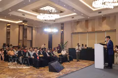 El consejero comercial y jefe de la Oficina Comercial de Vietnam en India, Bui Trung Thuong, interviene en la cita. (Foto: VNA)