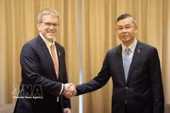 El ministro de Finanzas de Vietnam, Ngo Van Tuan, se reúne con Dean Thompson, director sénior de Relaciones Gubernamentales Globales de The Coca-Cola Company. (Foto: VNA)
