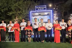En la inauguración de una calle inteligente integrada con un mapa turístico digital en la comuna de Mu Cang Chai, como parte del Festival de la Temporada Dorada 2026. (Foto: VNA)