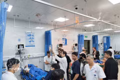 Algunos heridos reciben tratamiento en el Hospital Hung Vuong en Gia Lai. (Foto: VNA)