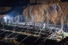 En la obra del internado Hung Son, en la comuna homónima, ingenieros y obreros trabajan continuamente día y noche para agilizar la construcción. (Foto: VNA)