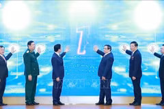 El primer ministro Pham Minh Chinh (tercero desde la derecha) y funcionarios presentan los nuevos sistemas de tecnología de la información del Ministerio de Construcción en la conferencia. (Foto: VNA)