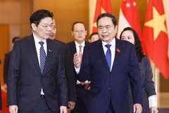 El presidente de la Asamblea Nacional de Vietnam, Tran Thanh Man (derecha), se reúne con el primer ministro de Singapur, Lawrence Wong. (Foto: VNA)