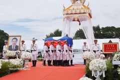 Traslado del féretro de Xaysomphone Phomvihane, miembro del Buró Político del PPRL y presidente de la Asamblea Nacional de Laos, al lugar donde se celebrará el funeral. (Foto: VNA)