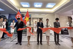 En la inauguración de la exposición (Foto: VNA)