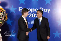 El vicepresidente permanente del Comité Popular de Ciudad Ho Chi Minh, Nguyen Loc Ha, saluda al embajador Julien Guerrier, jefe de la delegación de la UE en Vietnam. (Foto: VNA)