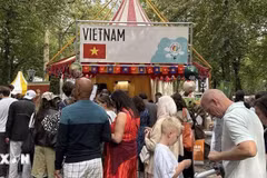 Visitantes hacen filas para probar Pho, una deliciosa sopa vietnamita de fideos de arroz con carne de res o pollo (Foto: VNA)