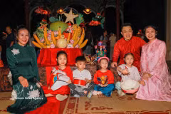 Los niños se entretienen con los juguetes tradicionales del Festival del Medio Otoño. (Foto: VNA)