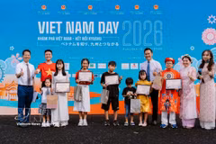 Los organizadores entregan premios a niños vietnamitas de segunda y tercera generación que participan en el programa "Vietnam en mí", en el marco del Día de Vietnam 2026. (Foto: VNA)