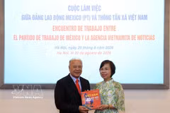 La directora general de la VNA, Vu Viet Trang, obsequia un libro fotográfico al coordinador nacional del PT, Alberto Anaya Gutiérrez. (Foto: VNA)
