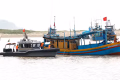 Los guardias fronterizos inspeccionan los barcos pesqueros que entran y salen del puerto pesquero de La Gi. (Foto: VNA)