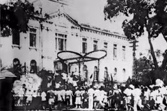 Las masas revolucionarias y las fuerzas de autodefensa toman el Palacio del Gobernador de Tonkín (Phu Kham Sai) el 19 de agosto de 1945, marcando el triunfo de la Revolución de Agosto en Hanoi. (Foto: Archivo de VNA) 