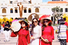 Vietnamitas que regresan del exterior exploran la calle de flores de Nguyen Hue. (Foto: qdnd.vn)