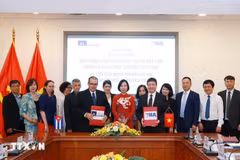 Firma de un acuerdo de cooperación para la impresión y distribución de la edición en español de la Revista Vietnam, en septiembre de 2023. (Foto: VNA)